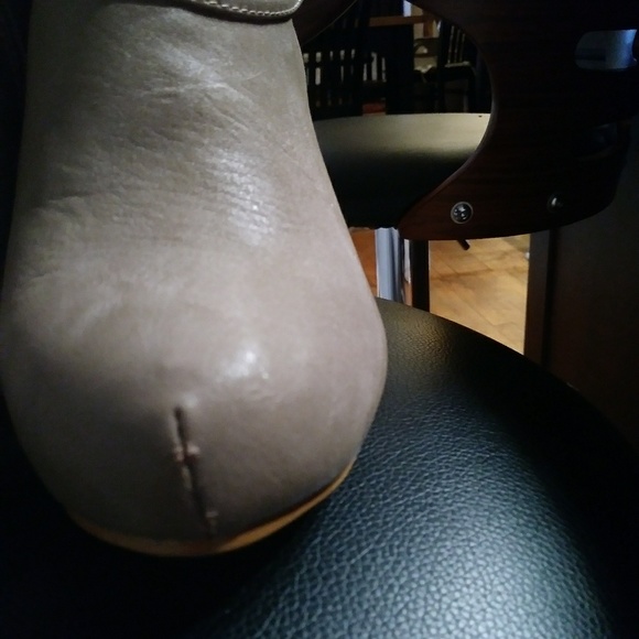 Practically New, worn once,Excellent condition - Picture 3 of 7